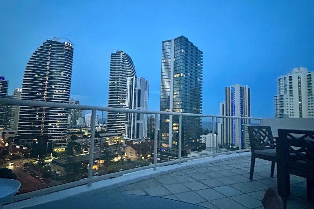 골드코스트 Private Sky Terrace Classic Penthouse 2 Car Parks 아파트 외부 사진